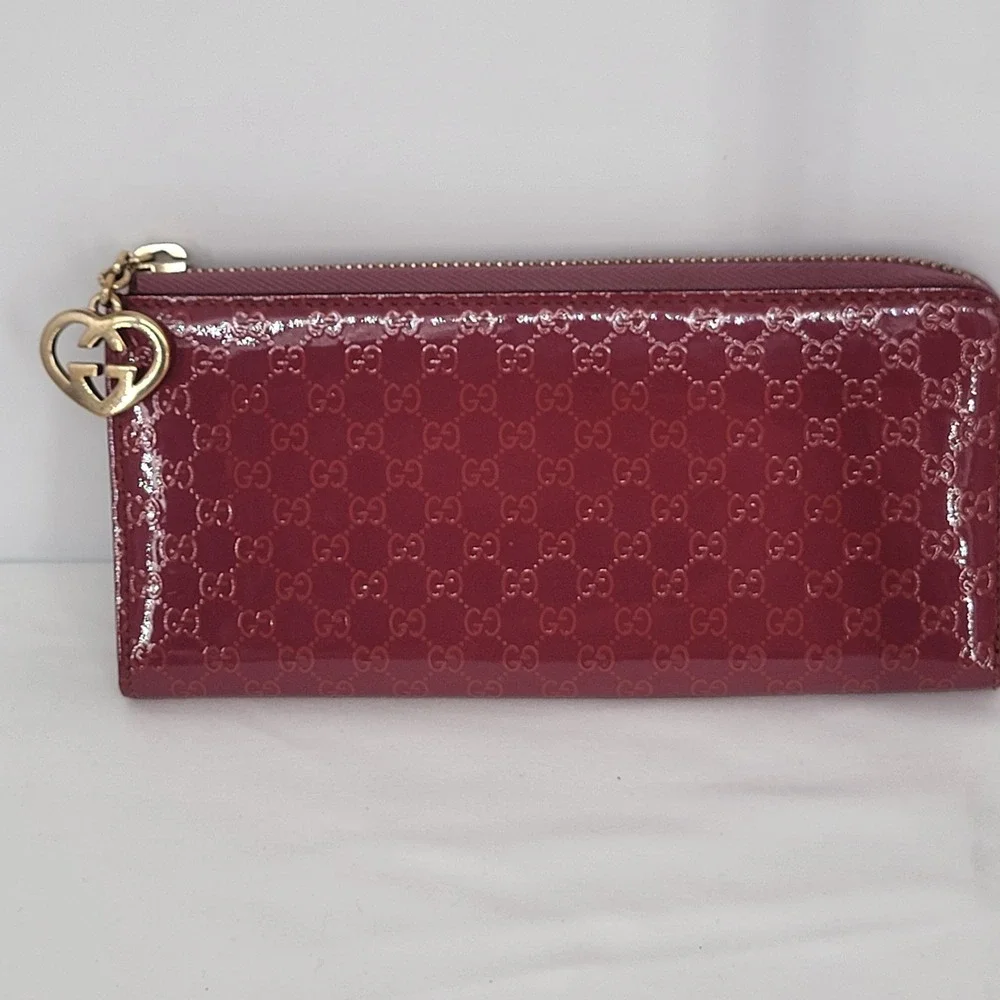 Gucci Microguccissima Patent Leather Zip Around Wallet Pink Heart Charm COA